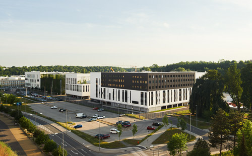 Vývojové centrum ŠKODA Auto v Mladé Boleslavi. Fotografie architektury z dronu.