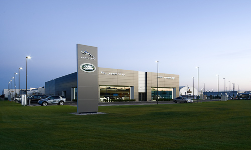 Unikátní fasáda budovy Jaguar Landrover s prosklením od Obsidian Glass focené v Nitře.