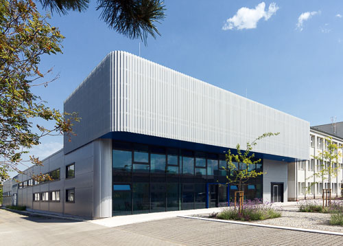 Budova Pilana Karbid od Elements architekti vyfocená přední děrováná fasáda.