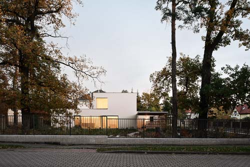 Podvečerní fotografie architektury rodinného domu u Prahy od ateliér AIR Ateliér