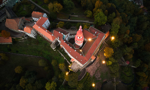 Státní zámek Náchod osvětlený slavnostním osvětlením od ETNA iGuzzini. Letecká fotografie v podvečer při zapnutém osvětlení za psolupráce ÚCL
