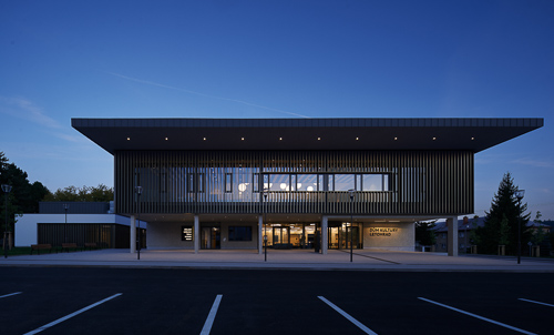 Noční fotografie architektury nového Domu Kultury v Letohradu od  Architekti IN