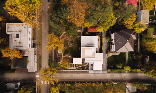Architektura rodinného domu z dronu u Prahy s velkou zahradu v lesním městě daleko od lidí. Dvoupatrový dům od AIR Ateliér. 