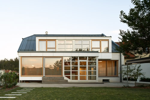 Architektura rodinného domu od ORA focená při západu slunce.