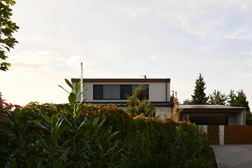 Architektura vily v Brandýse se zahradou. Architekt AV Architekti.