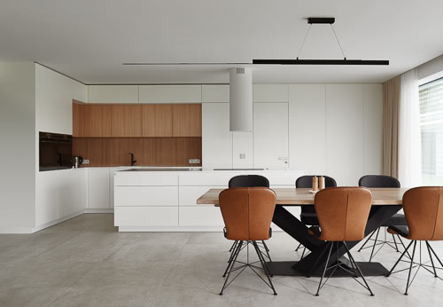 Fotografie interiéru ve vile u Prahy. Obývací pokoj, jídelna a kuchyně v jednom prostoru.