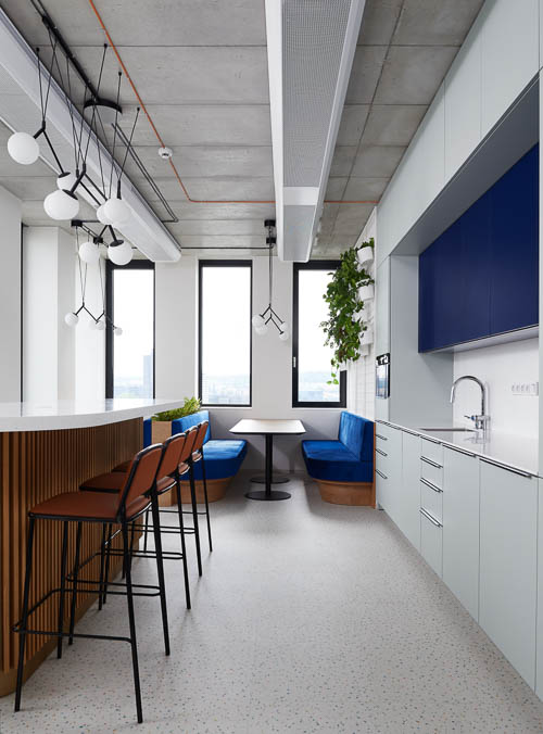 Fotografie interiéru kuchyňky kanceláří MS Invest v Brně na Trnité. 