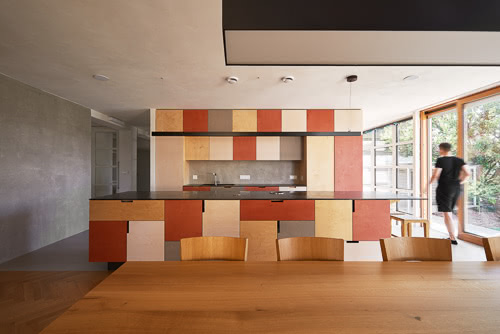 Fotografie barevné kuchyně v domě od ORA 