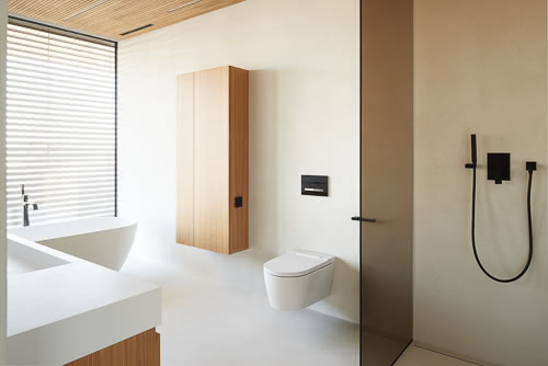 Luxusní interiér koupelny v jednotném prostoru s výhledem na Prahu