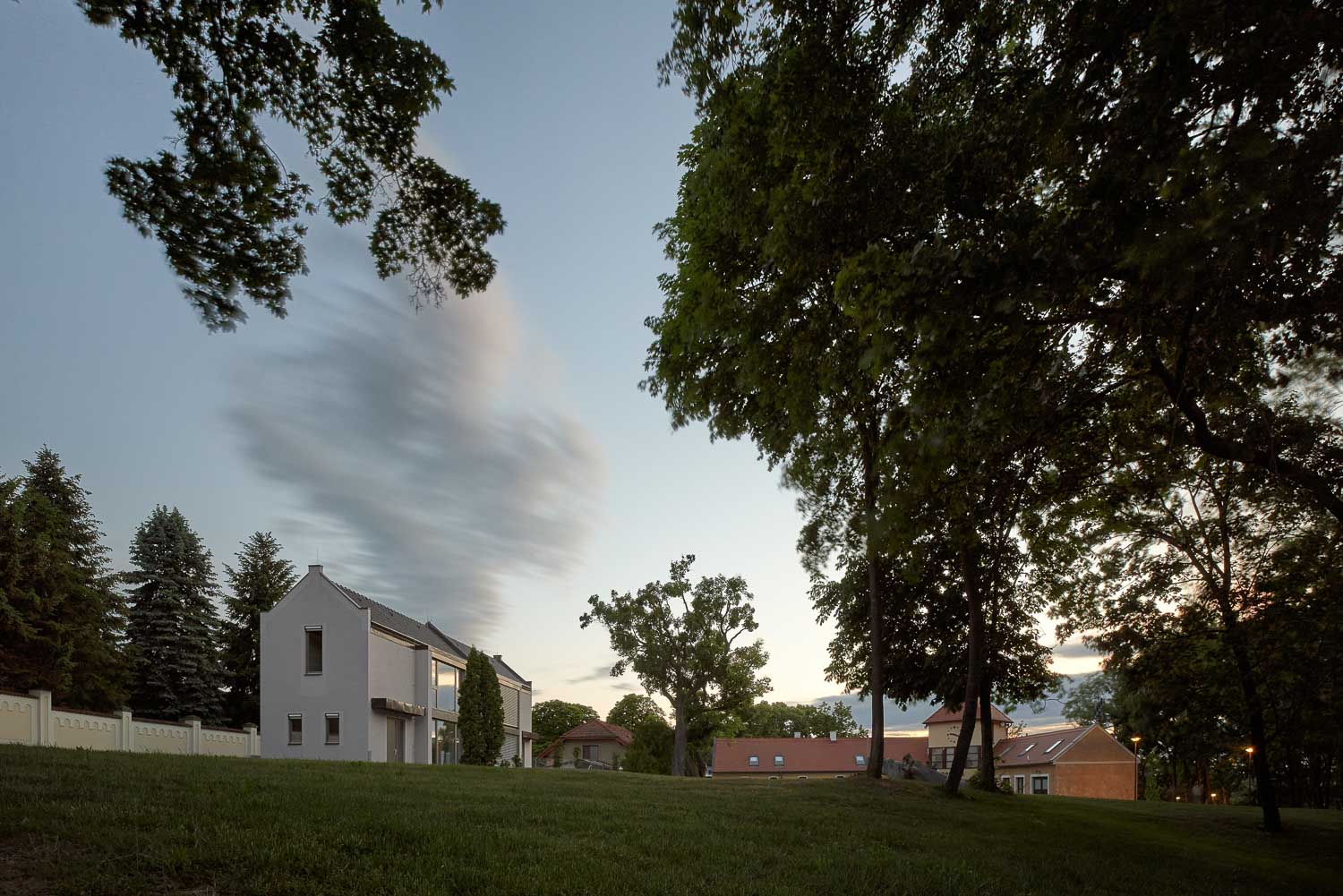 Dom bliźniaczy pod Pragą projektu architekta Protivy