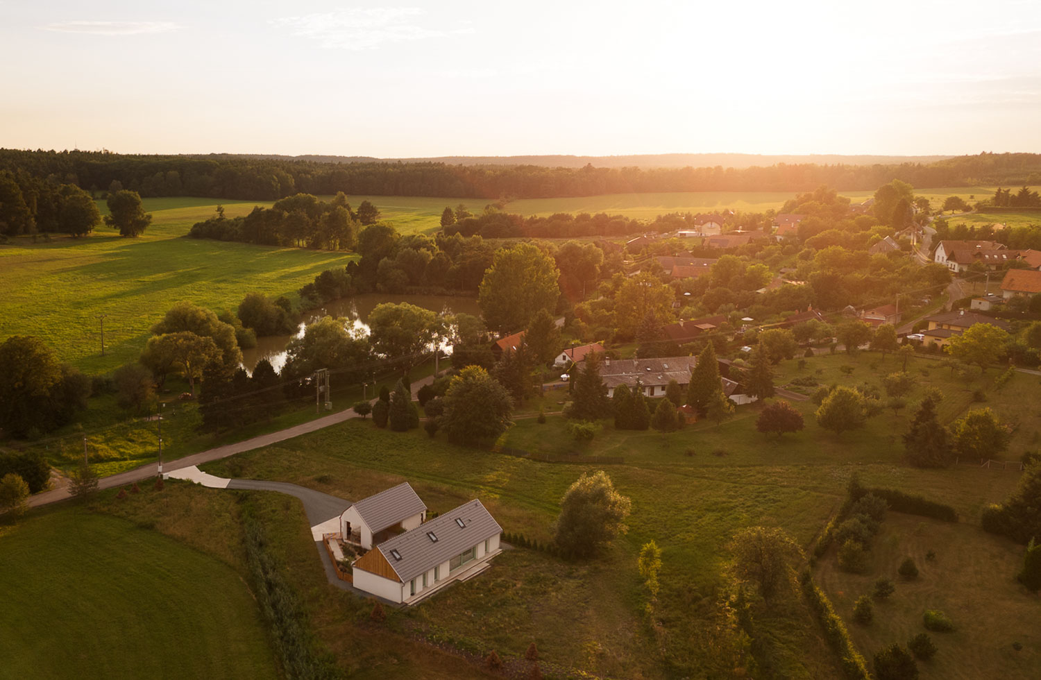 Dom jednorodzinny w Bělečku od AIR Ateliér, fotografia wnętrz i architektury